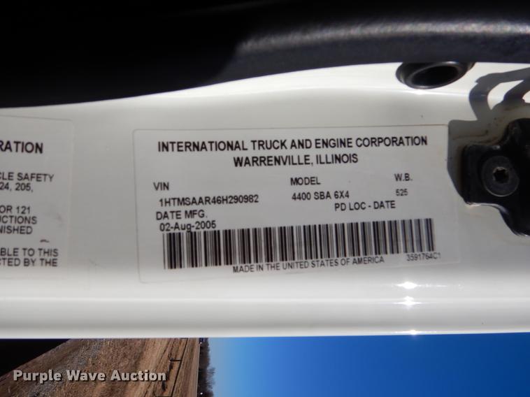 image for item ER9461 2006 International 4400 flatbed truck