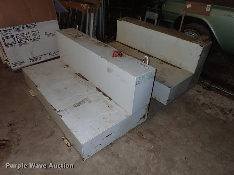 image for item FH9648 Fuel tanks, tires, and toolboxes