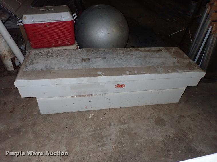 image for item FH9648 Fuel tanks, tires, and toolboxes