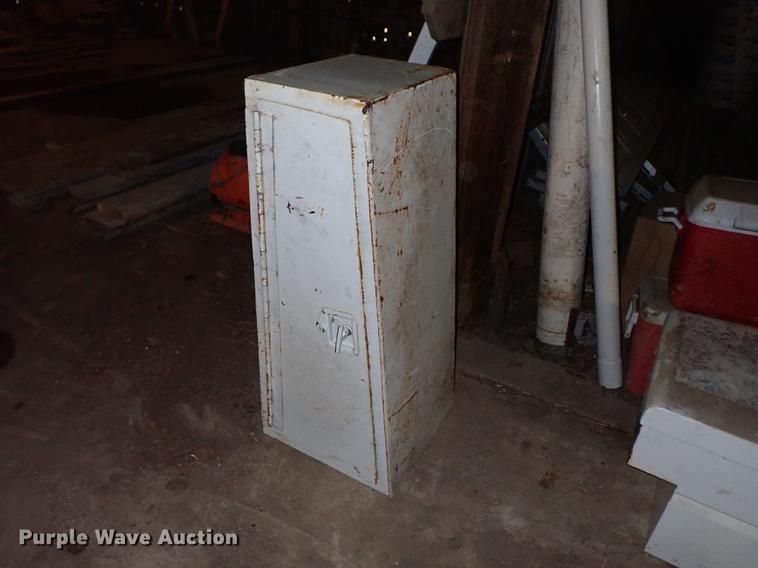 image for item FH9648 Fuel tanks, tires, and toolboxes