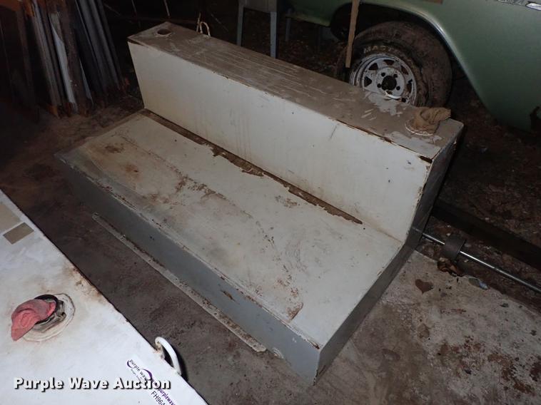 image for item FH9648 Fuel tanks, tires, and toolboxes