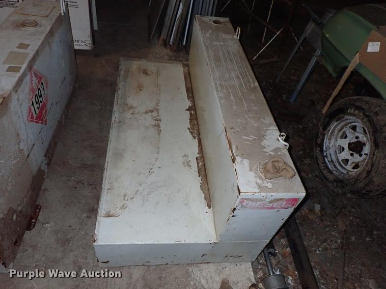 image for item FH9648 Fuel tanks, tires, and toolboxes