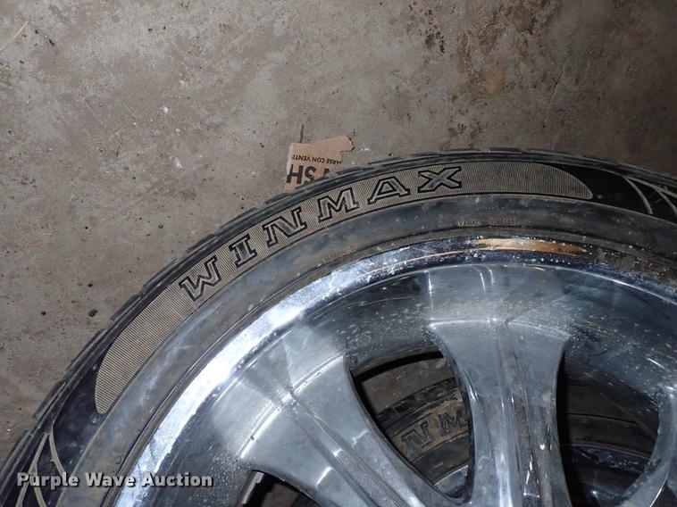 image for item FH9648 Fuel tanks, tires, and toolboxes