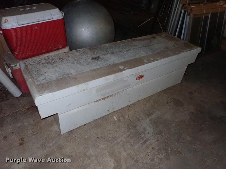 image for item FH9648 Fuel tanks, tires, and toolboxes