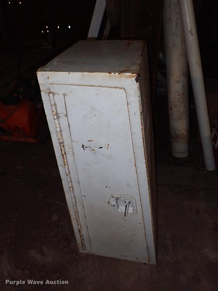 image for item FH9648 Fuel tanks, tires, and toolboxes