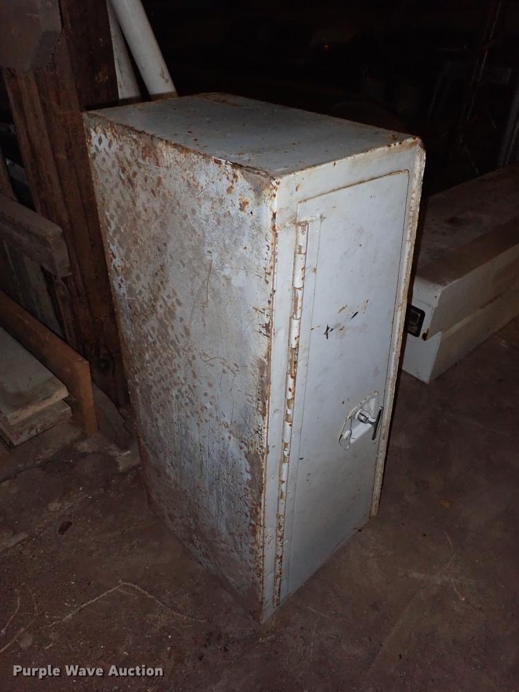 image for item FH9648 Fuel tanks, tires, and toolboxes