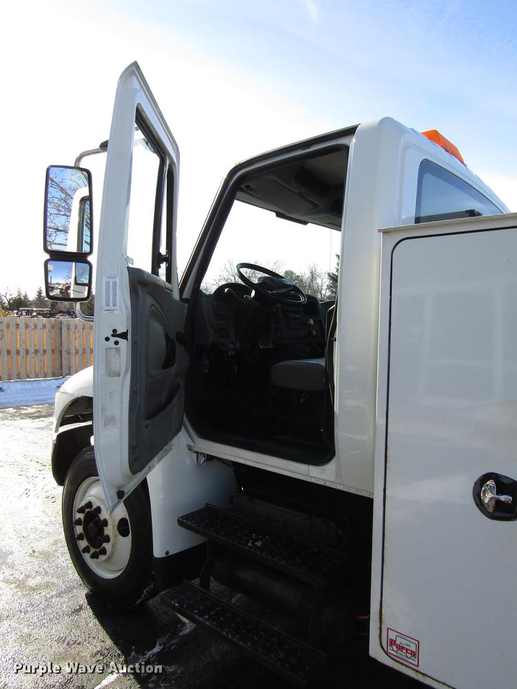 image for item FJ9607 2007 International 4400 service truck with crane