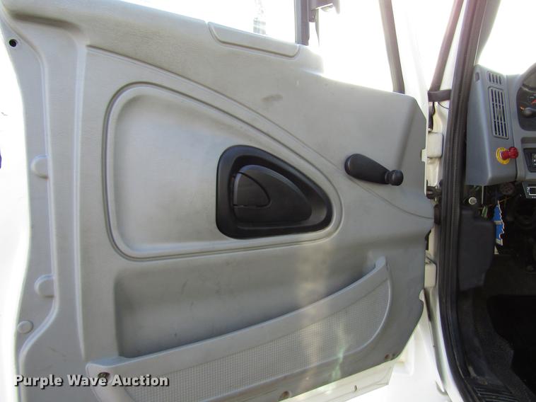 image for item FJ9607 2007 International 4400 service truck with crane