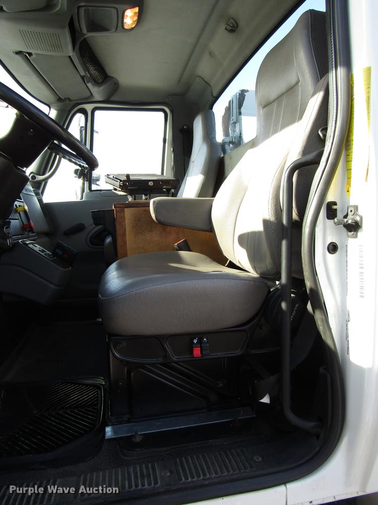 image for item FJ9607 2007 International 4400 service truck with crane