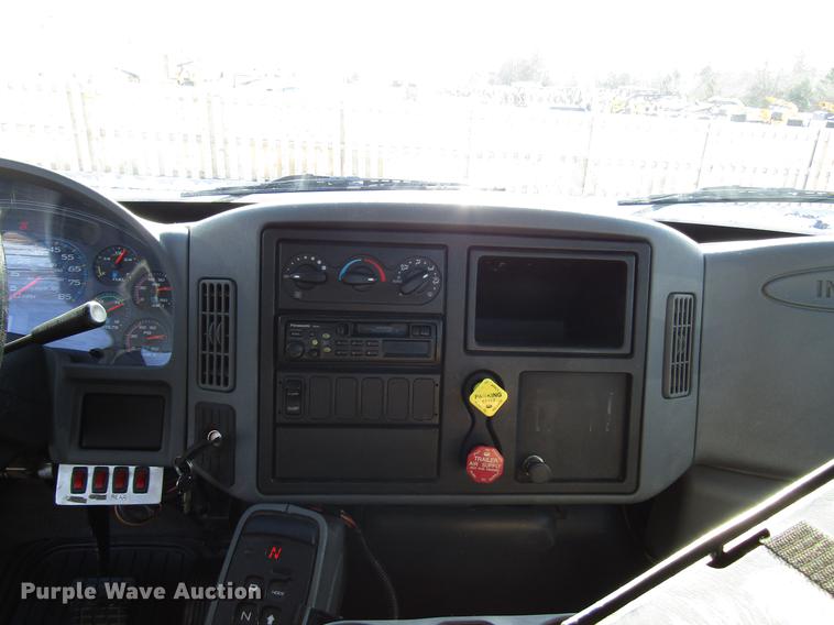 image for item FJ9607 2007 International 4400 service truck with crane