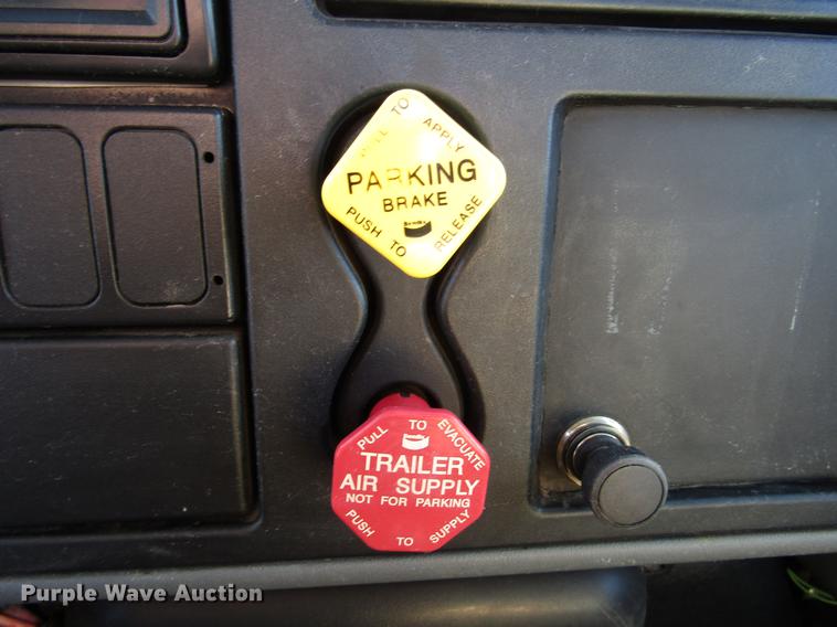 image for item FJ9607 2007 International 4400 service truck with crane