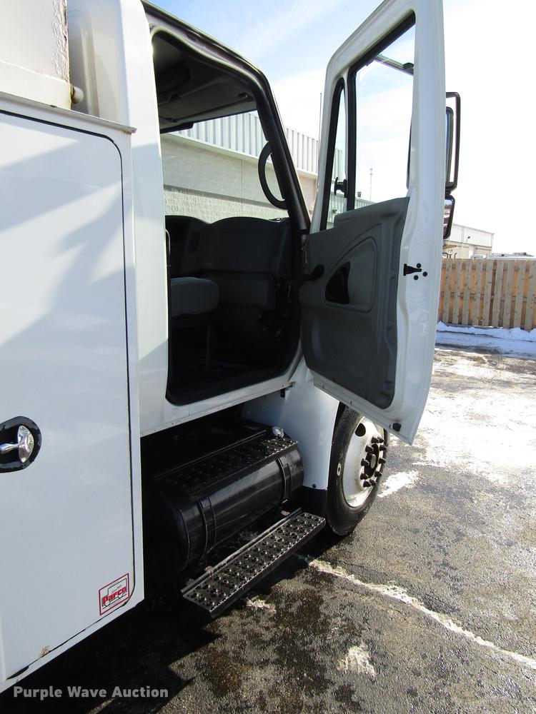 image for item FJ9607 2007 International 4400 service truck with crane