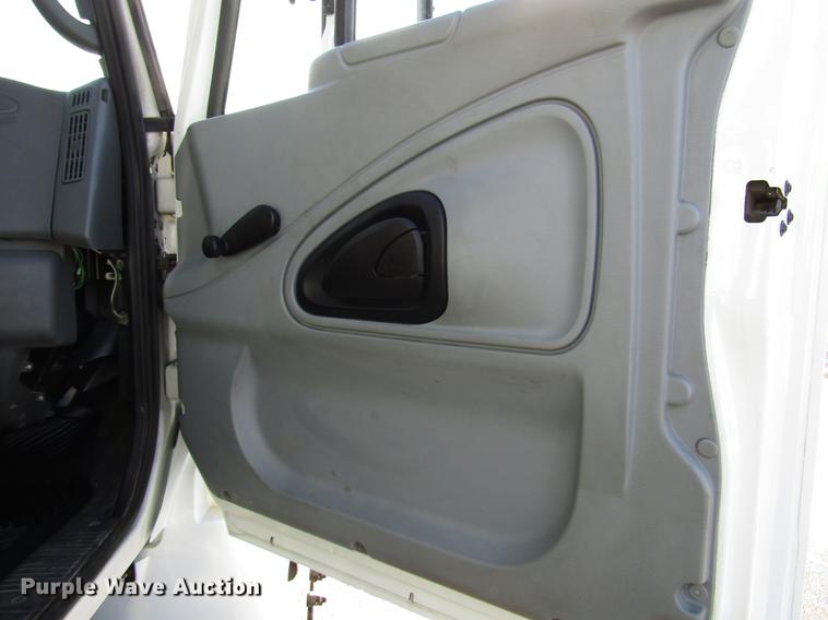 image for item FJ9607 2007 International 4400 service truck with crane