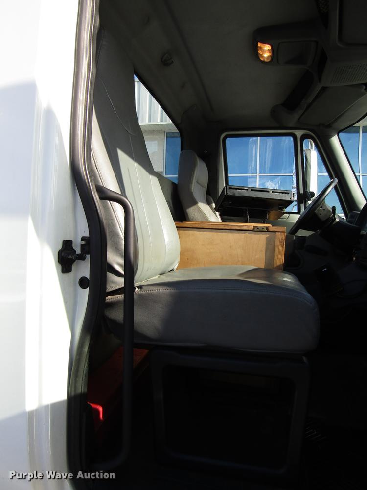 image for item FJ9607 2007 International 4400 service truck with crane