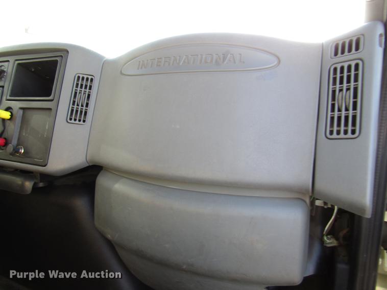 image for item FJ9607 2007 International 4400 service truck with crane