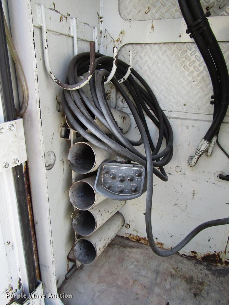 image for item FJ9607 2007 International 4400 service truck with crane