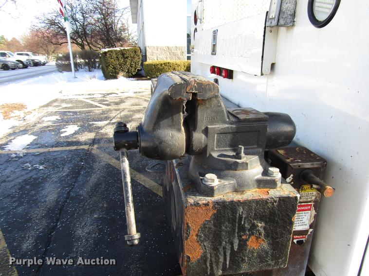 image for item FJ9607 2007 International 4400 service truck with crane