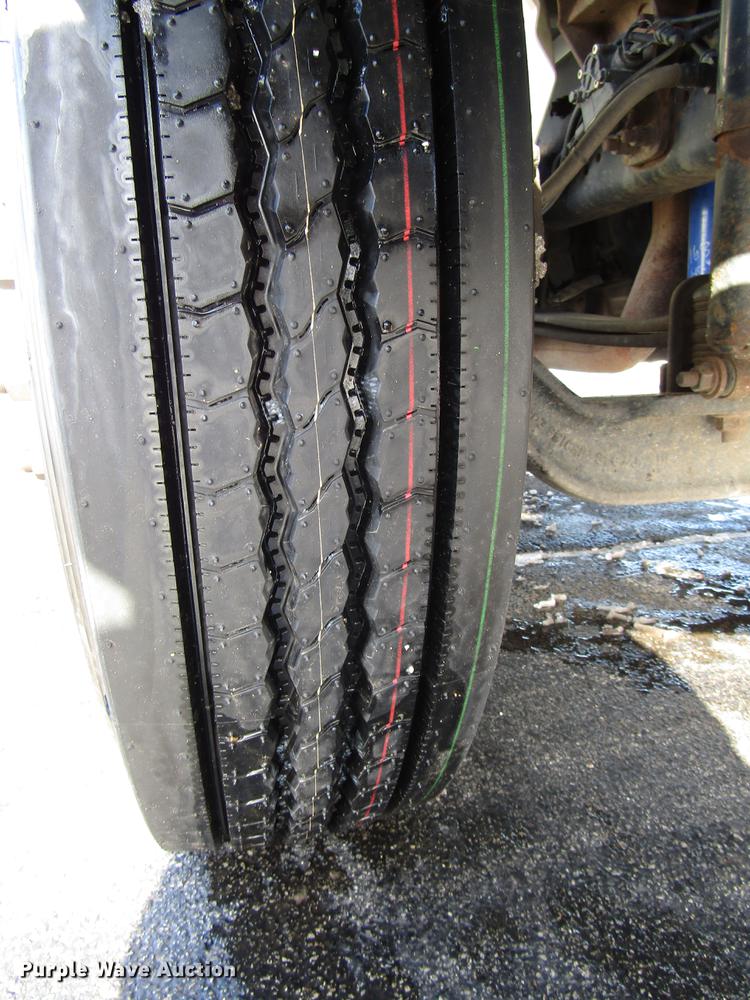 image for item FJ9607 2007 International 4400 service truck with crane