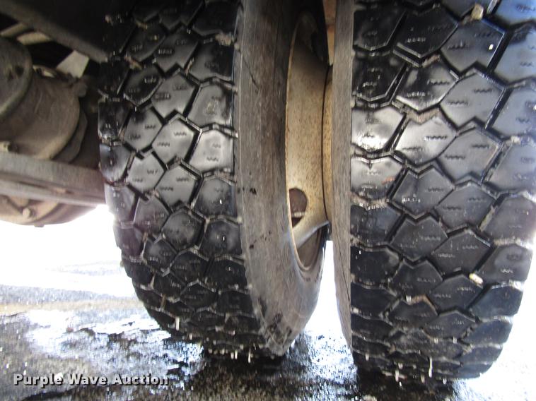 image for item FJ9607 2007 International 4400 service truck with crane