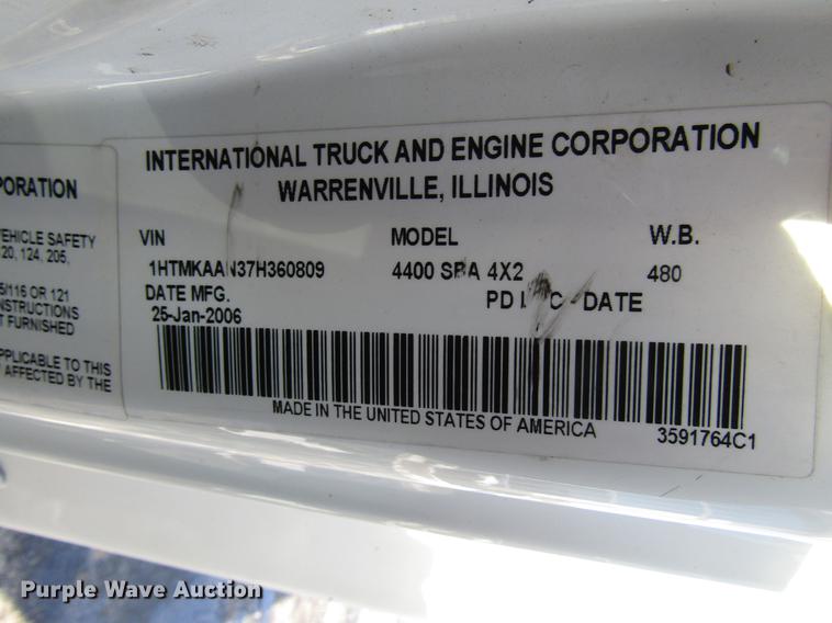 image for item FJ9607 2007 International 4400 service truck with crane