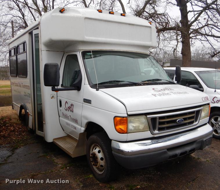 image for item FQ9508 2006 Ford E350 Super Duty shuttle bus