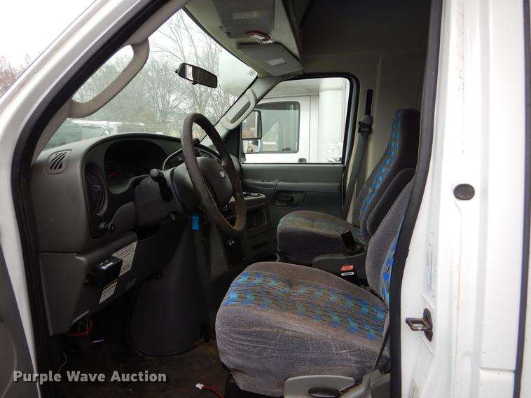 image for item FQ9508 2006 Ford E350 Super Duty shuttle bus