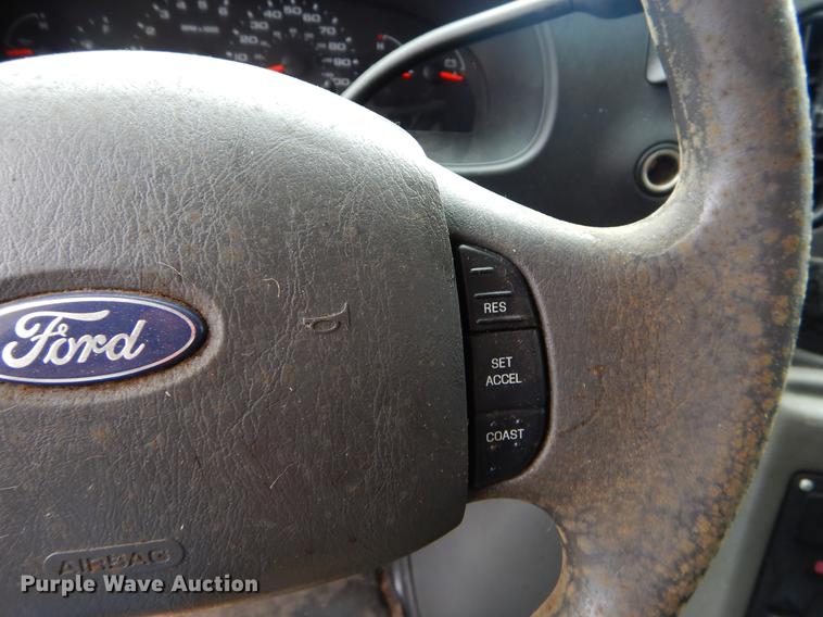 image for item FQ9508 2006 Ford E350 Super Duty shuttle bus