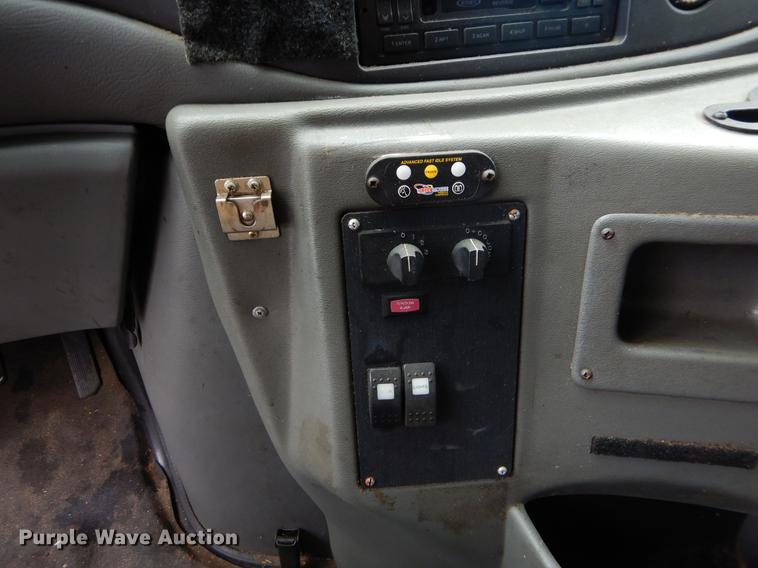 image for item FQ9508 2006 Ford E350 Super Duty shuttle bus