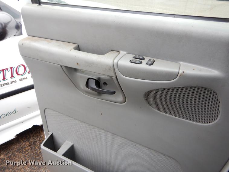 image for item FQ9508 2006 Ford E350 Super Duty shuttle bus