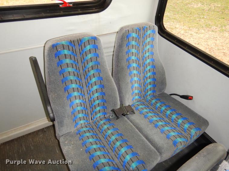 image for item FQ9508 2006 Ford E350 Super Duty shuttle bus