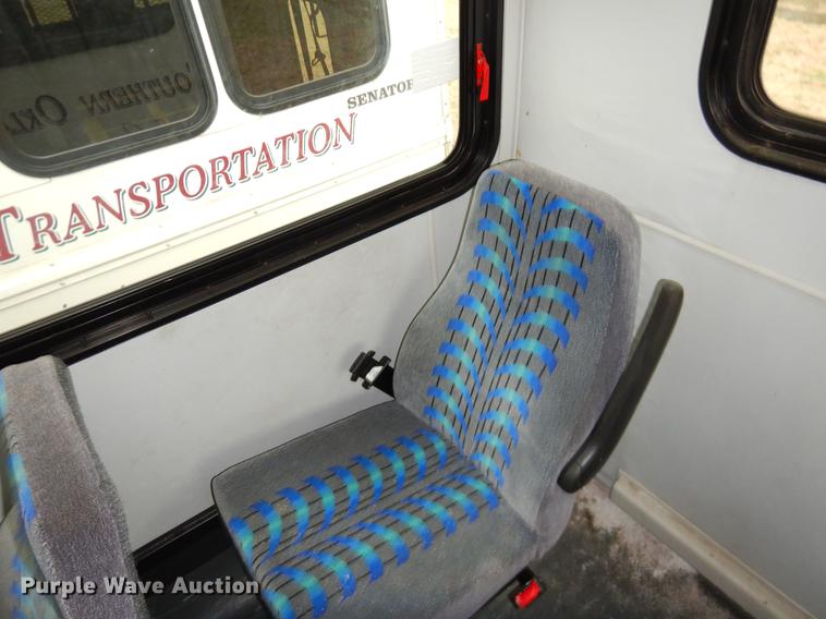 image for item FQ9508 2006 Ford E350 Super Duty shuttle bus