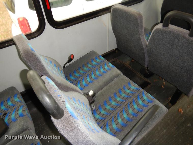 image for item FQ9508 2006 Ford E350 Super Duty shuttle bus