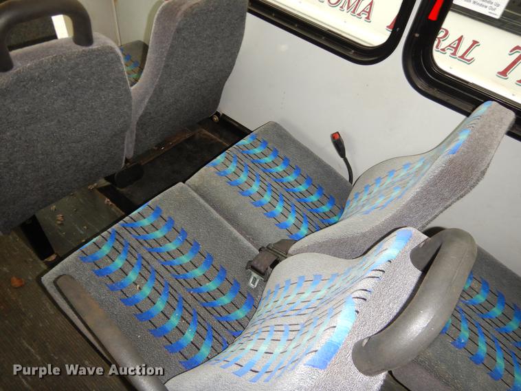 image for item FQ9508 2006 Ford E350 Super Duty shuttle bus