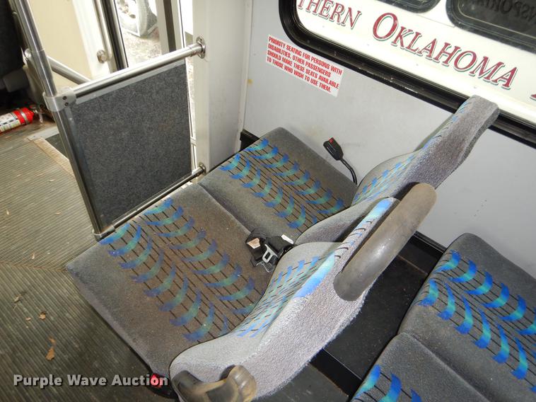 image for item FQ9508 2006 Ford E350 Super Duty shuttle bus