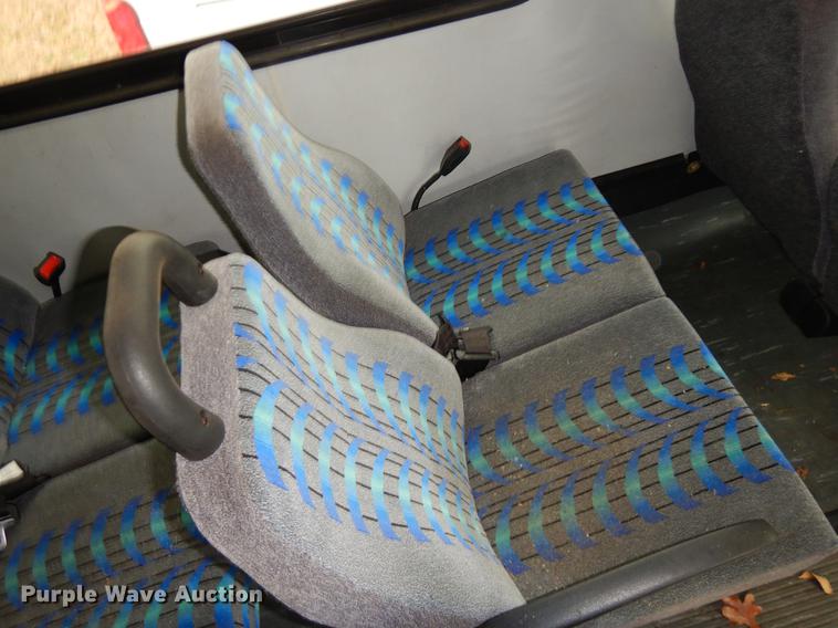 image for item FQ9508 2006 Ford E350 Super Duty shuttle bus