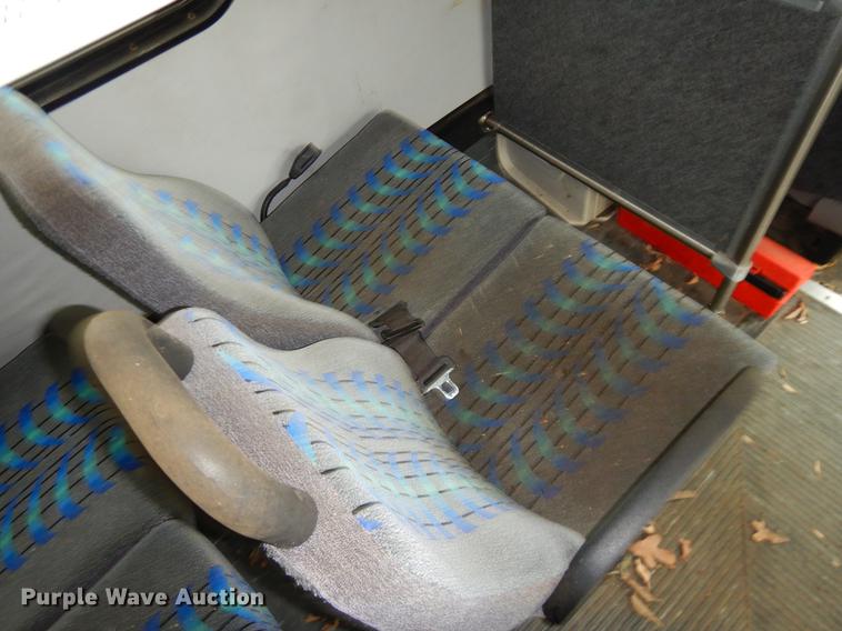 image for item FQ9508 2006 Ford E350 Super Duty shuttle bus