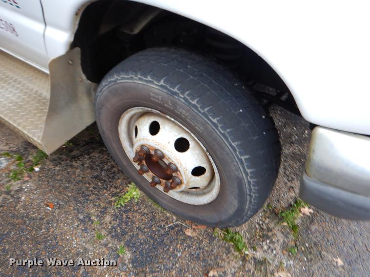 image for item FQ9508 2006 Ford E350 Super Duty shuttle bus