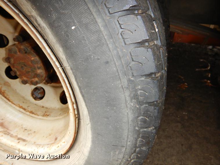 image for item FQ9508 2006 Ford E350 Super Duty shuttle bus