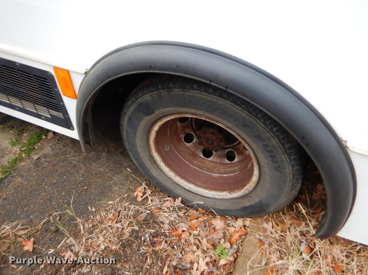 image for item FQ9508 2006 Ford E350 Super Duty shuttle bus