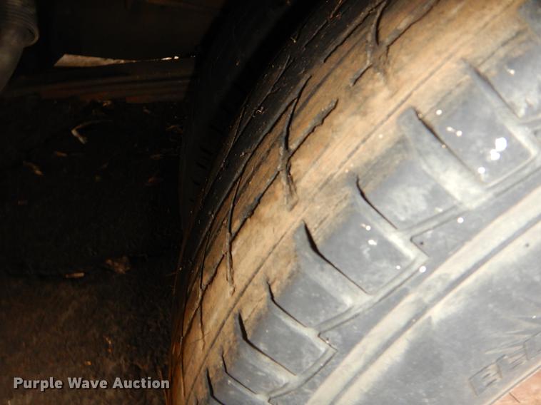 image for item FQ9508 2006 Ford E350 Super Duty shuttle bus