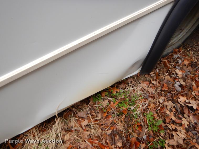 image for item FQ9508 2006 Ford E350 Super Duty shuttle bus