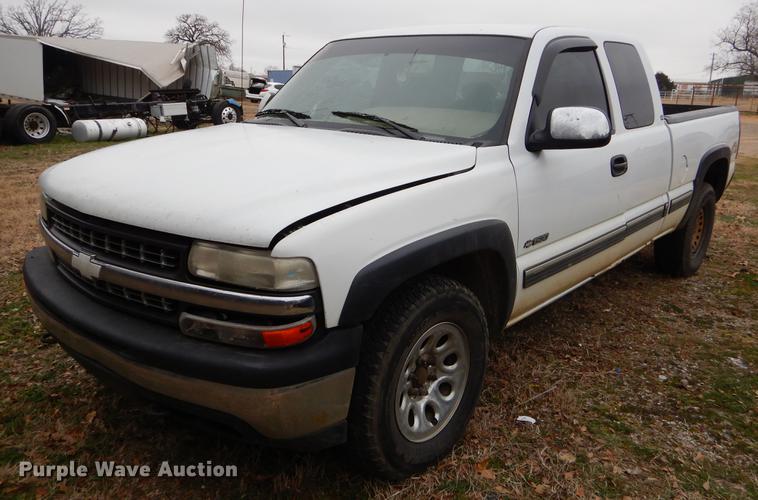 image for item FQ9514 2000 Chevrolet Silverado 1500 LS Ext. Cab pickup truck