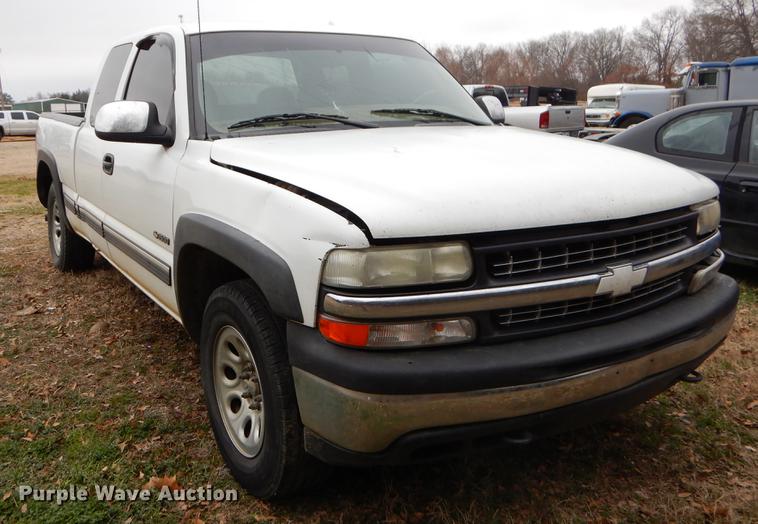 image for item FQ9514 2000 Chevrolet Silverado 1500 LS Ext. Cab pickup truck