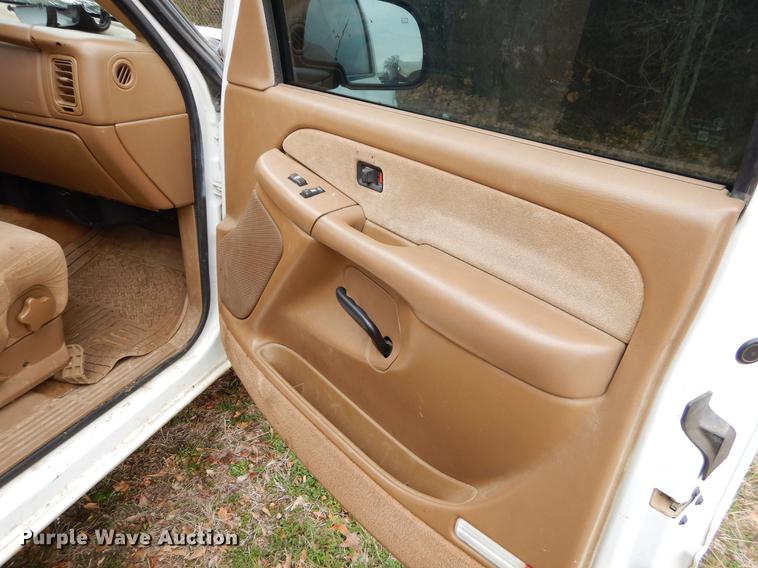 image for item FQ9514 2000 Chevrolet Silverado 1500 LS Ext. Cab pickup truck