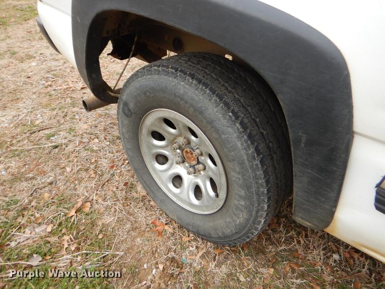 image for item FQ9514 2000 Chevrolet Silverado 1500 LS Ext. Cab pickup truck