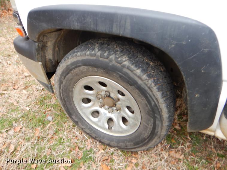 image for item FQ9514 2000 Chevrolet Silverado 1500 LS Ext. Cab pickup truck