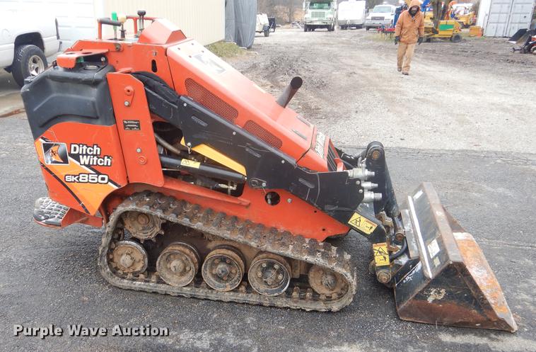 image for item FQ9541 2015 Ditch Witch SK850 compact utility loader