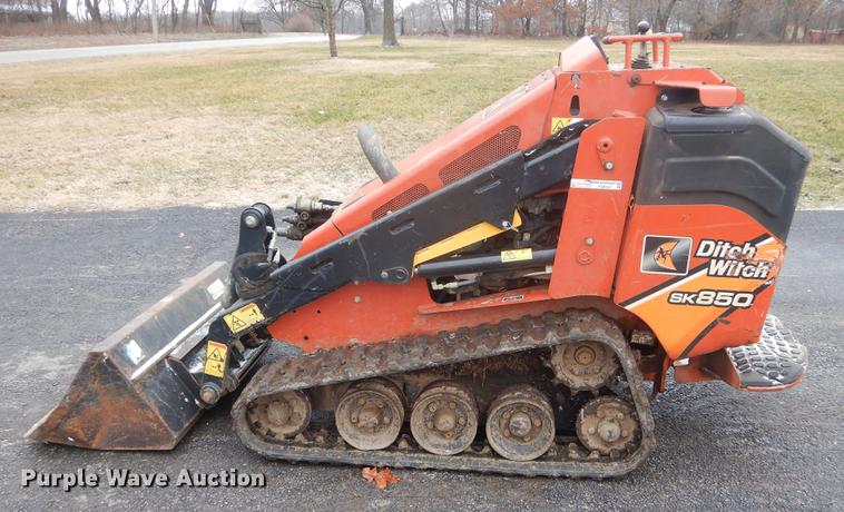 image for item FQ9541 2015 Ditch Witch SK850 compact utility loader