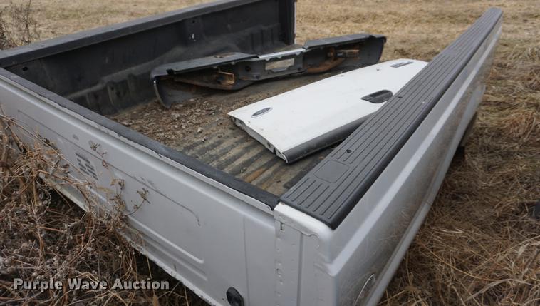 image for item G1560 2000 Ford F350 pickup truck bed