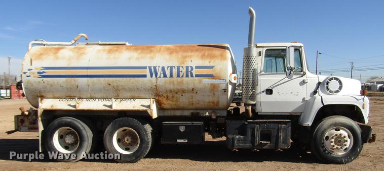 image for item DB6924 1996 Ford L9000 tank truck